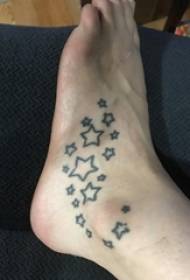 少女の足の甲に黒い幾何学的なシンプルなライン5先の尖った星のタトゥー画像