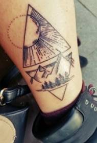 Meedercher Kallef op schwaarz Linn geometresch Elementer Landschaft Dräieck Tattoo Bild