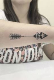dievčenské rameno na osobnosti čierneho bodu tetovania geometrickej čiary šípky