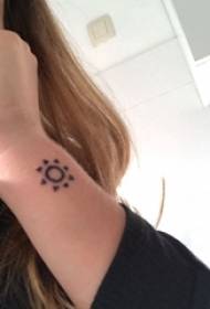 pulso de menina em simples linhas geométricas pretas fotos de tatuagem de sol fresco pequeno