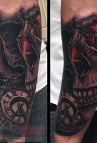 braccio maschile su orologio da taschino con spina nera a punta grigia e foto tatuaggio teschio