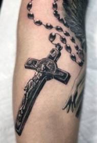 le braccia dei ragazzi su linee geometriche con punture nere attraversano le immagini del tatuaggio