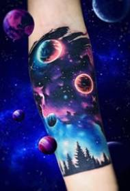 joukko häikäiseviä värillisiä tähtitaivaan planeetan maailmankaikkeuteen liittyviä tatuointiteoksia