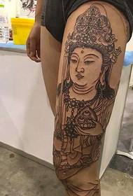 Tatuaggio Guanyin bianco e nero di personalità della tribù della coscia