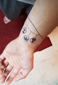 pojkar arm på svart geometrisk enkel prick linje kreativa armband tatuering bild