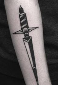 European na American Dagger Tattoos nwere ụdị Dagger Tattoo