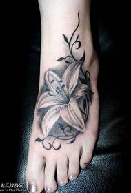 fod sortgrå blomster tatoveringsmønster