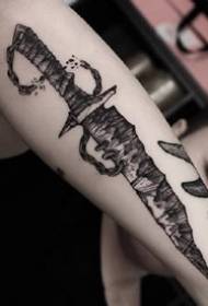Tatuaggio a punta smussata - un set di pugnale con ascia a baionetta a punta nera e grigia e altri modelli di tatuaggi con strumenti in pietra