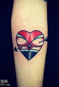 colorear una flecha a través del patrón del tatuaje del corazón