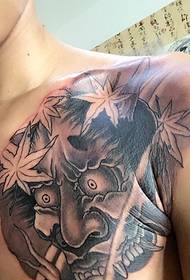 tatuaggio da uomo classico petto tatuaggio tatuaggio bianco e nero