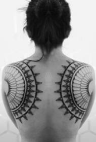 modello tatuaggio elementi geometrici linea minimalista bianco e nero