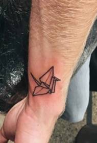 Jungen Handgelenk auf schwarzen geometrischen einfachen Linien tausend Kranichen Tattoo Bilder