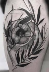 um conjunto de tatuagem preta funciona com design de linha forte