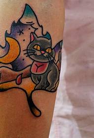 el patró de tatuatge de gat petit en la fulla d'auró és molt individual