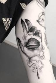 Model de tatuaj mic, alb-negru, 18 potrivit pentru braț