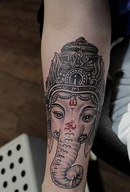 fotos de tatuagem de elefante de bebê preto e branco clássico