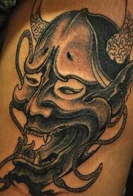 Vale la pena avere il fascino prepotente del tatuaggio prajna in bianco e nero