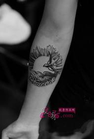 Tatuagem preto e branco criativa do belo nascer do sol