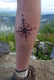 picciottu di i zitelli nantu à u tatuu di tatuatura di linea di geometria di bussola nero