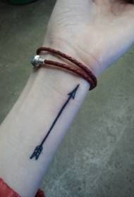 modello tatuaggio polso freccia nera fantasia