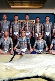 Apprezzamento dell'immagine del tatuaggio del mondo sotterraneo giapponese