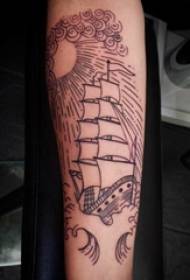 Jong vum Aarm op schwaarz geometrescht Element abstrakt Zeilboot Tattoo Bild