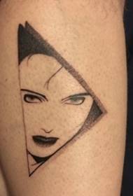 черна татуировка на убождане Геометричен елемент татуировка триъгълник татуировка снимка
