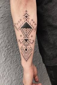 Jungen Arm auf schwarzen geometrischen Element einfache Linie kreative Tattoo Bild