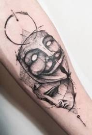 tatuaggio in stile maschera - sempre pieno di misterioso modello di tatuaggio del viso falso