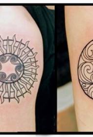 lengan gadis pada garis abstrak hitam geometris gambar tato matahari dan bulan
