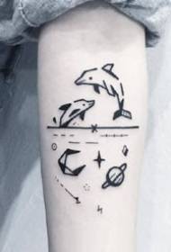 Skup kreativnih crno-sivih tetovaža s blago čvrstom linijom