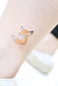 una varietà di ragazze come il bellissimo piccolo modello di tatuaggio semplice linea fresca