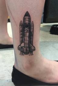vitello da ragazzo su puntura nera geometrica linea semplice tatuaggio razzo foto