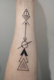 meisjes arm op zwarte prik geometrische lijnen creatieve driehoek tattoo foto's