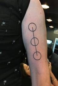braccia di ragazzi su linee nere geometriche semplici intorno a immagini di tatuaggi