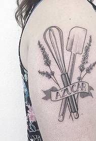 tatuazh me vijë të hollë me vijëza të hollë spërkatje mbi kofshë