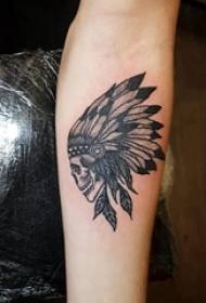 brazo de las muchachas en picadura negra líneas simples imágenes del tatuaje indio del cráneo