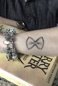 Boy se arm op swartgrys punt doring abstrakte lyn boog tattoo foto