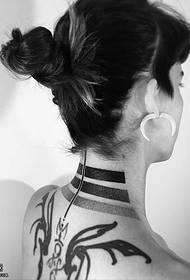 modello di tatuaggio con linea grigia nera punto posteriore