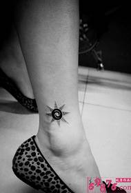 kis friss fekete-fehér tetoválás