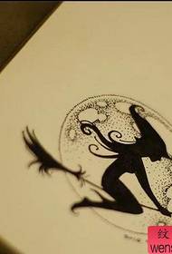 „Witch Tattoo“ rankraščiu dalijasi tatuiruotė