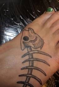 девојке на полеђини црних геометријских линија креативне слике тетоваже рибље кости