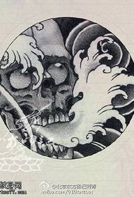 tradycyjny klasyczny czarno-biały wzór tatuażu rękopis czaszki