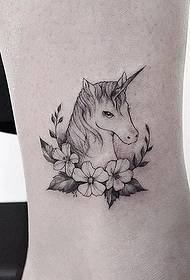 肚皮上的細線植物和山羊紋身圖案