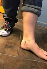 pies de niños en líneas negras fotos de tatuajes de signo de interrogación simples e interesantes