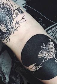nekoliko umjetničkih crno-bijelih dizajna tetovaža