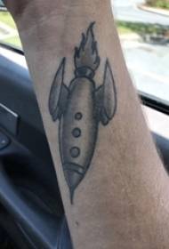 Braccio del ragazzo sull'immagine creativa nera del tatuaggio del razzo di schizzo grigio nero