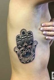 црна и бела тетоважа со рака на Фатима