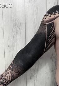 braccio classico modello di tatuaggio totem grigio nero