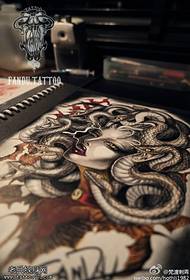 pictiúr lámhscríofa dath dath Medusa tattoo pearsanta